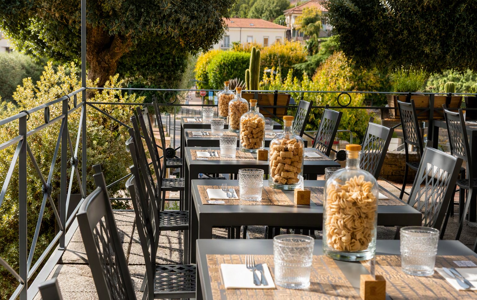 La terrazza all'aperto del ristorante con i tavoli apparecchiati